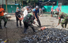 Eratkan Kemanunggalan TNI-Rakyat, Babinsa BAS Gotong Royong di Batu Tangga